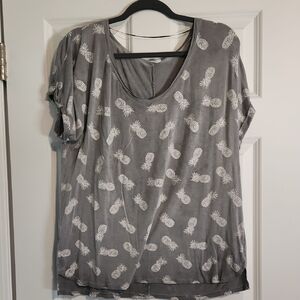 Cable & Gauge Gray Pineapple Print Short Sleeve Top